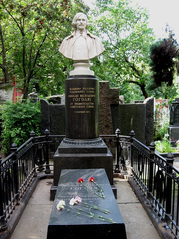 8. Знаменитый камень с могилы Гоголя, прозванный Голгофой, позже перекочевал на могилу другого известного писателя. Какого?