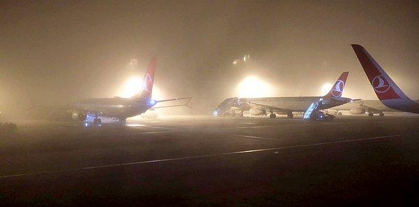 Yoğun sis nedeniyle Atatürk ve Sabiha Gökçen havalimanlarından gerçekleştirilen uçuşlarda aksamalar yaşandı.