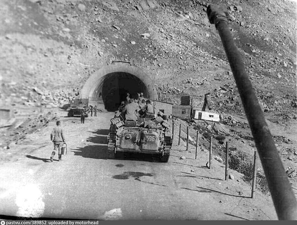 32. Танки на позициях.