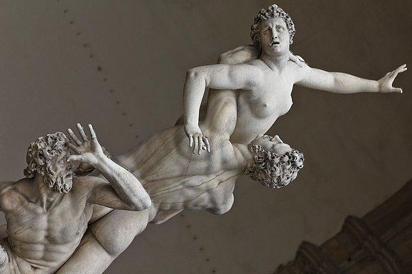Giambologna’nın bu eseri, on altıncı yüzyıl İtalyan heykel sanatının en tanınmış eserlerinden biri.