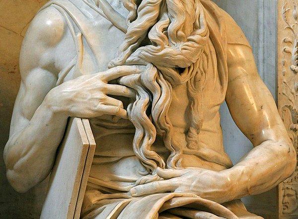 İnsan anatomisini en gerçekçi şekilde yansıtan eserlerden biri olan Musa'nın Hükmü'nde Michelangelo'nun el detaylarına gösterilen özen gerçekten hayranlık uyandırıcı...