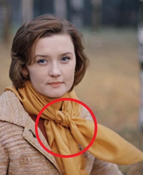 1. В фильме «Москва слезам не верит» платок на шее Екатерины во время пикника завязан то одним образом, то другим.