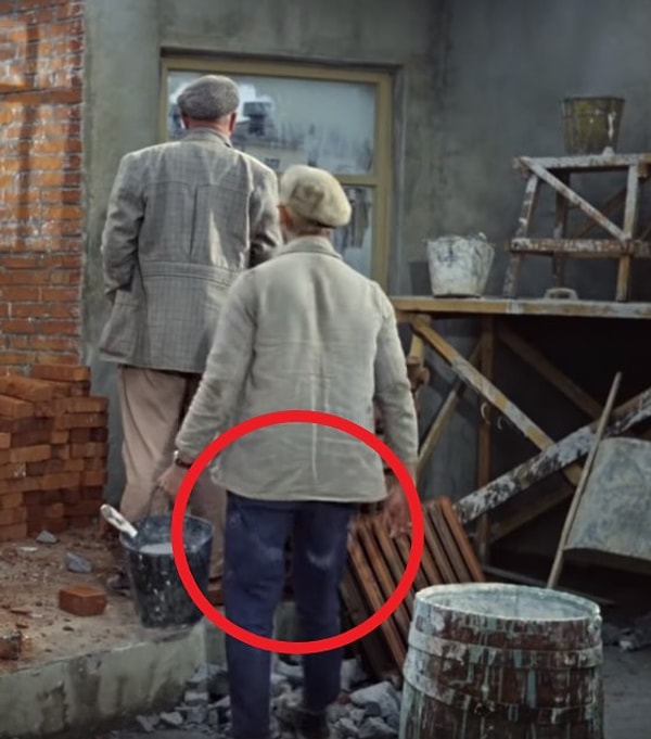 4. Еще одна кинокартина про приключения Шурика — новелла «Напарник». Там парень, обращающийся к тунеядцу, падает в бочку, но на штанах виден меловой круг от этой самой бочки еще до падения.