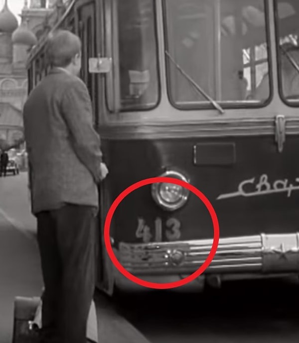 7. В «Берегись автомобиля» с советским транспортом происходят удивительные метаморфозы. Когда троллейбус подъезжает, мы видим, что у него номер 413, а когда отъезжает — номер меняется на 478.