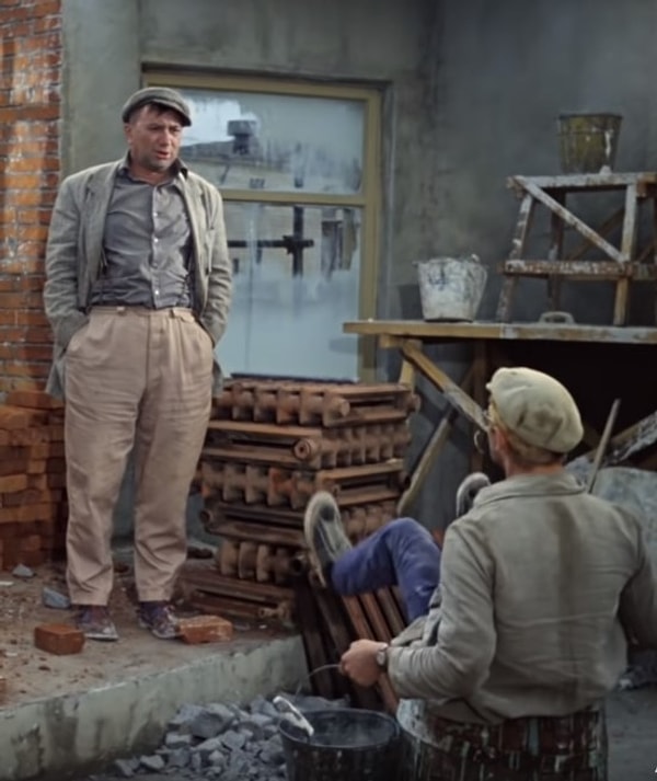 4. Еще одна кинокартина про приключения Шурика — новелла «Напарник». Там парень, обращающийся к тунеядцу, падает в бочку, но на штанах виден меловой круг от этой самой бочки еще до падения.