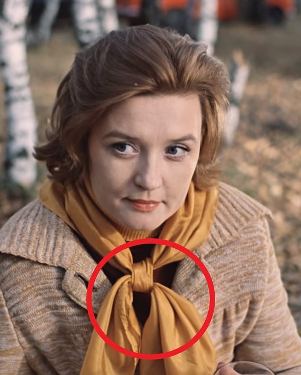 1. В фильме «Москва слезам не верит» платок на шее Екатерины во время пикника завязан то одним образом, то другим.