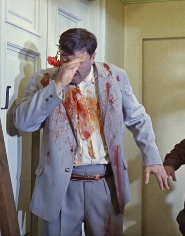 3. В одной из сцен фильма «Кавказская пленница, или Новые приключения Шурика» товарищ Саахов, пытаясь задобрить Нину, заходит к ней в комнату с бутылкой шампанского. А через три секунды возвращается, почему-то облитый красным вином.