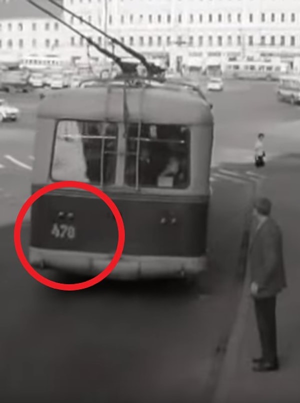 7. В «Берегись автомобиля» с советским транспортом происходят удивительные метаморфозы. Когда троллейбус подъезжает, мы видим, что у него номер 413, а когда отъезжает — номер меняется на 478.