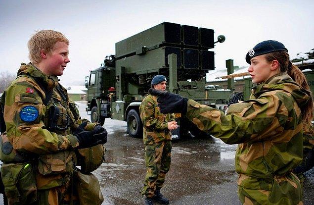 Yaklaşık 16 bin askeri personele sahip olan Norveç'de 2016 yılında kadınlara zorunlu askerlik getirilmişti. Ordunun yüzde 17'si kadınlardan oluşuyor.
