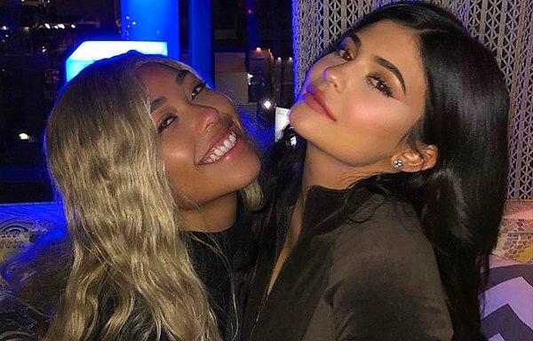Thompson'ın, Kardashian ve Jenner ailesine yakınlığıyla bilinen ve Kylie Jenner'ın gece gündüz birlikte olduğu manken arkadaşı Woods ile samimi anlar yaşadığı ortaya çıktı!