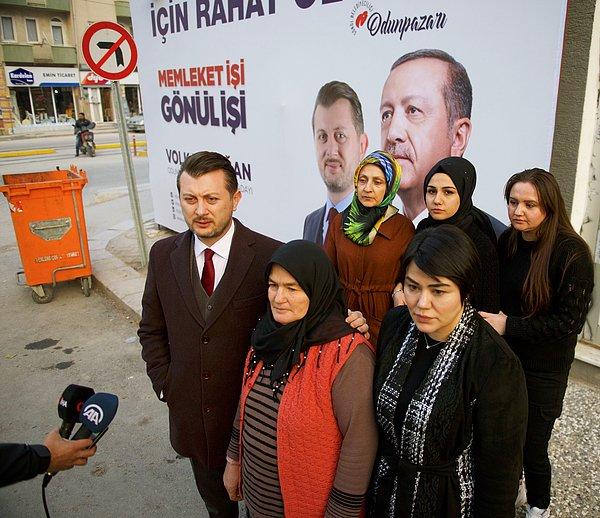 Dört çocuk annesi 54 yaşındaki Aysun Demir, AKP'nin Odunpazarı Belediye Başkan adayı Volkan Doğan ile birlikte kameralar karşısına geçti.