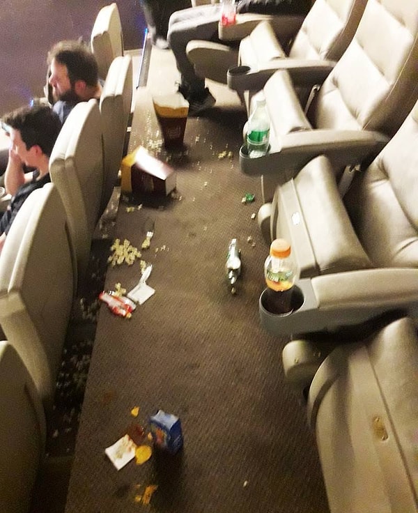 11. Люди-свиньи тоже ходят в кинотеатр