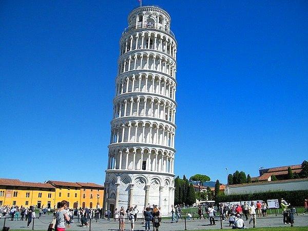 Pisa Kulesi'nin eğilmeye başlaması, inşaatın beşinci yılındayken, üçüncü katın (yaklaşık 23m yükseklik) tamamlanması ile başladı.