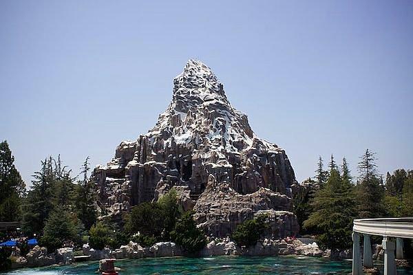 10. Disneyland'de yer alan Matterhorn, Amerika Birleşik Devletleri
