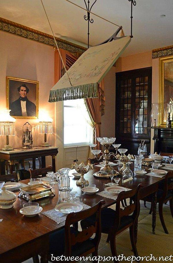 1700'lerdeki sömürge evlerinin araştırılması. Bu yemek odasındaki tavana asılı şey nedir?