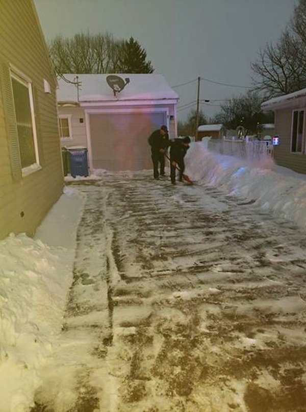 3. Fırtına sırasında Iowa'da bir bebeğin doğumuna yardım eden itfaiyeciler, bir de evin garaj yolunu kürediler.