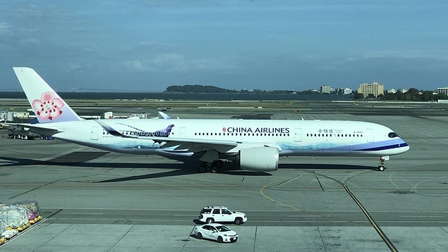 Pilotun ismi açıklanmazken, genellikle Tokyo, Okinawa, Seoul ve Hong Kong uçuşlarında görev aldığı, ayrıca pilot yetiştirme okulunda eğitimci olarak çalıştığı belirtildi.