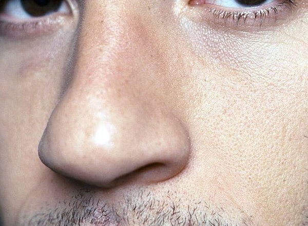 7. А кому из представителей сильного пола в Голливуде принадлежит этот нос?