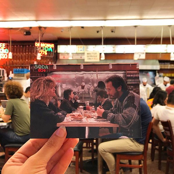 "When Harry Met Sally" filminden Meg Ryan ve Billy Crystal'ın klasik Manhattan dükkanlarından bu karesi tam da oturmuş!