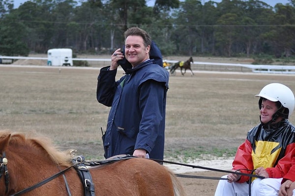 8. Как называют человека, который следит за исполнением правил во время различных гонок?