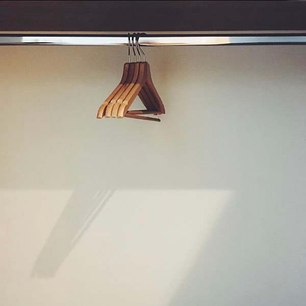 4. А нечего развешивать свои пожитки по всему шкафу.