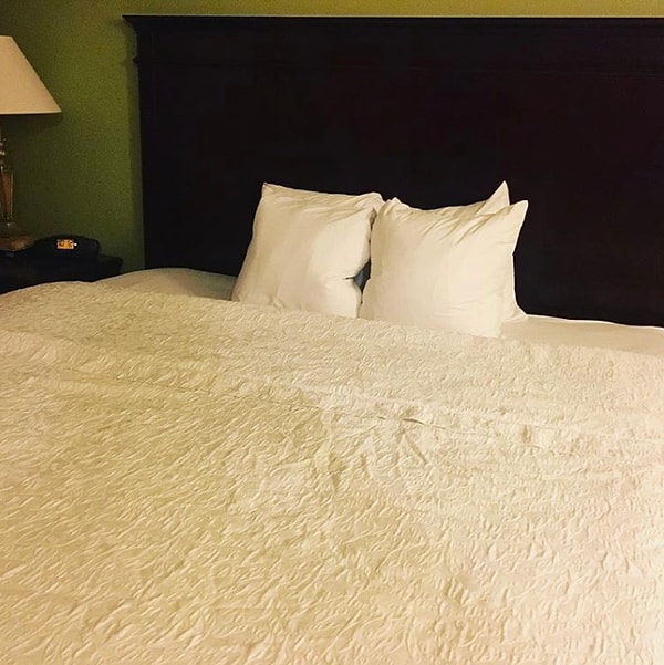 14. С такими подушками можно всецело насладиться этой огромной кроватью.