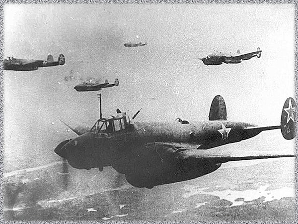 9. Этот летчик стал прототипом героя повести Бориса Полевого "Повесть о настоящем человеке". Он лишился обеих ног во время ВОВ, однако не сдался и продолжил летать с протезами. О ком идет речь?