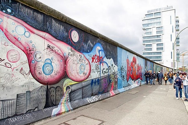 12. В каком году Берлинская стена перестала функционировать?