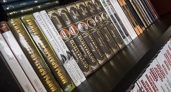 1. Какой русский поэт 20 века разделили свою поэзию на три тома и назвал "трилогией вочеловечения"?