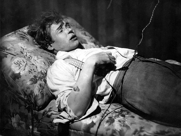 6. За месяц до своей смерти Есенин написал поэму, в которой явно заметно влияние трагедии Пушкина "Моцарт и Сальери". Как она называется?