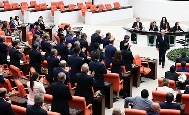 İkinci turda da adaylar yeterli oya ulaşamadı