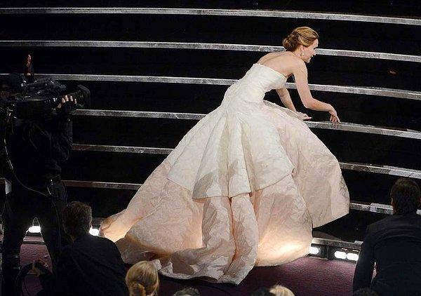 Oscar tarihinin tartışmasız en unutulmaz anlarından biri, Jennifer Lawrence'ın sahneye çıkarken kapaklanıp düşmesiydi.