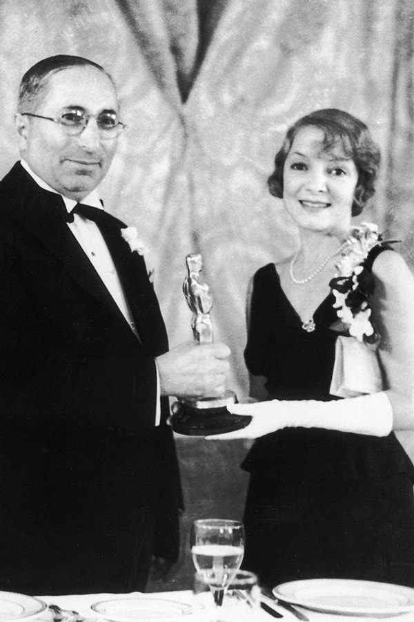 4. Хелен Хейес с наградой. 1932 год