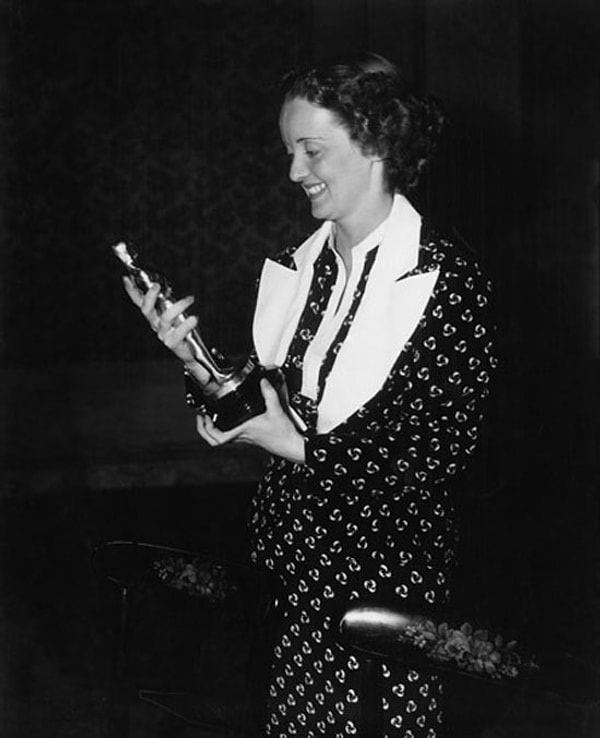 7. 1936 год. Бетт Девис держит в руках своего первого "Оскара". Через 3 года актриса снова будет награждена. А номинирована за всю жизнь 11 раз