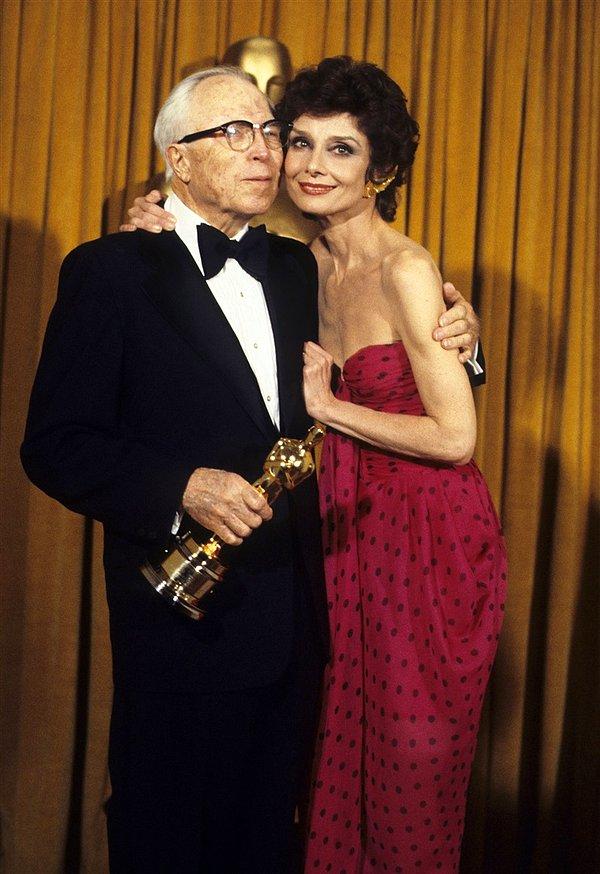 1976 yılında Audrey Hepburn zarif stiliyle Oscar'ın en iyi görünümlerinden birini sergilemişti. 😍