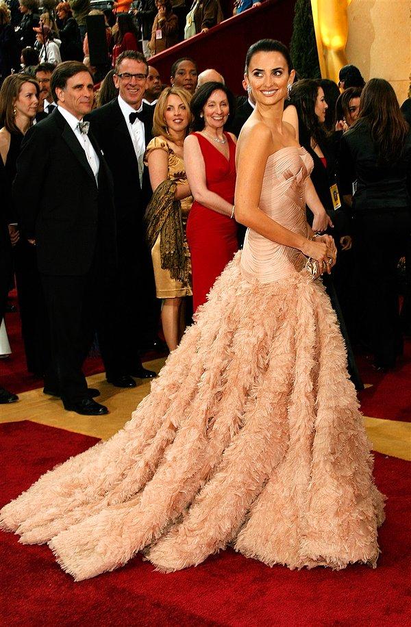 Penelope Cruz'un 2007 yılında giydiği bu pudra pembesi elbise ise, tek kelimeyle göz kamaştırıcıydı!
