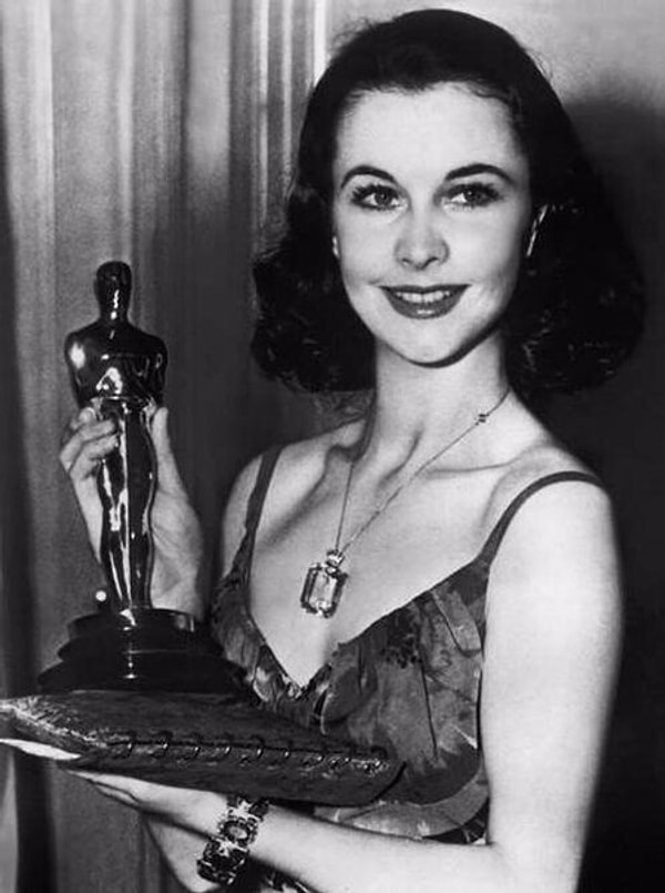 12. Вивьен Ли с "Оскаром" за лучшую женскую роль в фильме "Унесённые ветром", который получил в тот вечер 8 статуэток. 1940 год