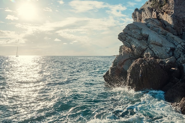 4. Какое из этих морей не граничит с Россией?