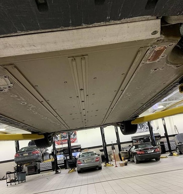 17. В случае если вы не знали, как выглядит Тесла снизу