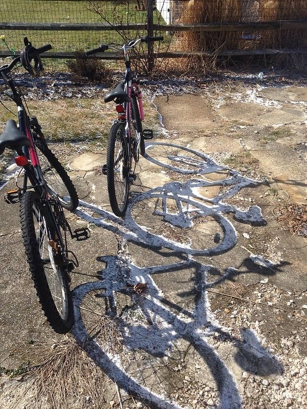30. Солнце растопило снег везде, кроме тех мест, где были тени велосипедов