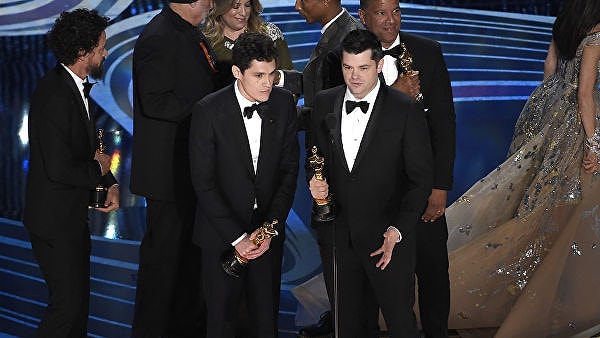 1. "Человек-паук: Через вселенные" - лучший анимационный фильм.