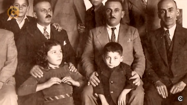 Ablaları, abileriyle beraber büyümüş. Babası İstanbul'da çalışıp onlara para gönderiyormuş, bir süre sonra da ailesini yanına almış.