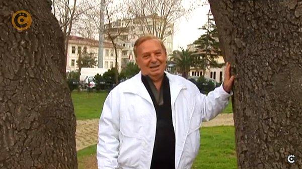 Ama çok hızlı adam tabii:) Geceleri bornozunu kapıp Çengelköy'de denize atladığı, şu iki ağaç arasında seviştiği olmuş:)