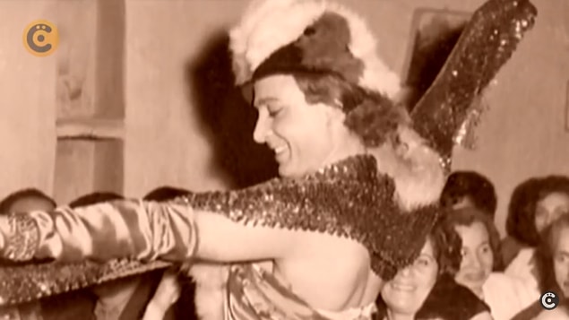 Ve Haldun Dormen'in isteğiyle orada Marlene Dietrich'i canlandırmış. Seyirci sevmeyince de "Lanet olsun bu Alman karıyla ne uğraşacağım. Ben ne anlarım Marlene Dietrich'den?" diyerek Türkçe şarkılara geçince seyirciler coşmuş.
