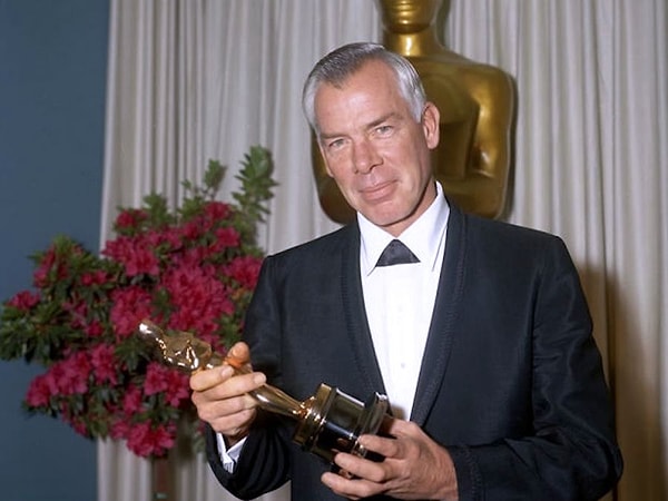 27. Лучший актер 1966 года - Ли Марвин за роль в фильме "Кошка Балу". А лучшим фильмом назван "Звуки музыки" с Джули Эндрюс в главной роли