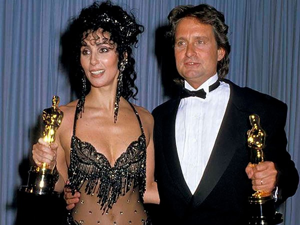 42. Майкл Дуглас и Шер в своем странном наряде. 1988 год