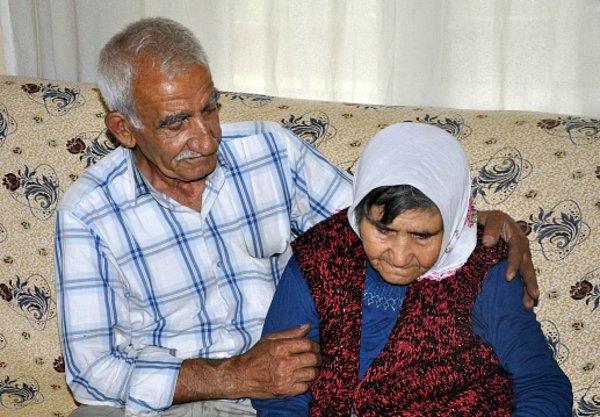 Hayatını, 20 yıl önce geçirdiği omurilik felci nedeniyle yürüyemeyen ve konuşma zorluğu çeken eşine adayan Mustafa Şahin, ilerleyen yaşına rağmen eşinin bakımını özenle yapıyor.