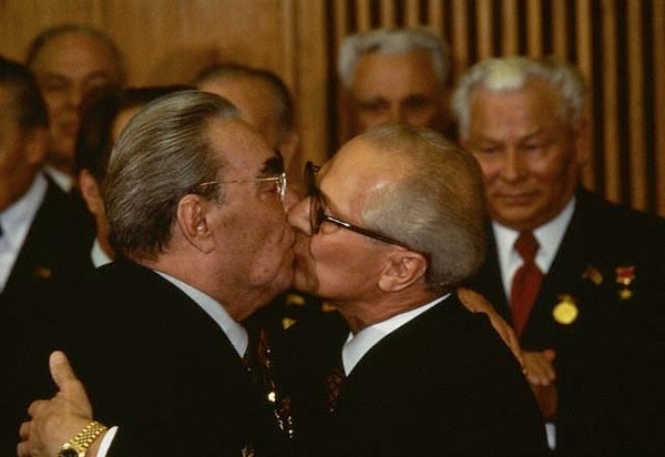 1. Как в народе называли поцелуй Брежнева?