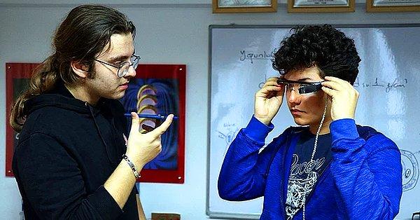 Ama burası Türkiye, başka bir lisedeki pırlanta gibi iki genç Ömer Berkay Biçen ve Dağhan Akyürek işitme engelliler için alt yazılı gözlük geliştirdi.