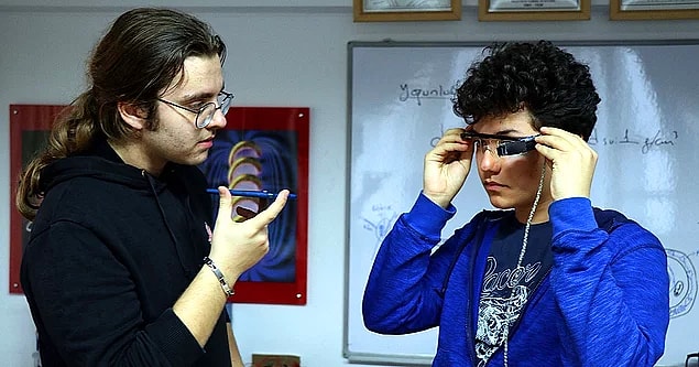 Ama burası Türkiye, başka bir lisedeki pırlanta gibi iki genç Ömer Berkay Biçen ve Dağhan Akyürek işitme engelliler için alt yazılı gözlük geliştirdi.